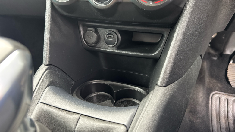 Peugeot 208 1.2 PureTech 82 Signature 5dr [Start Stop] Petrol Hatchback